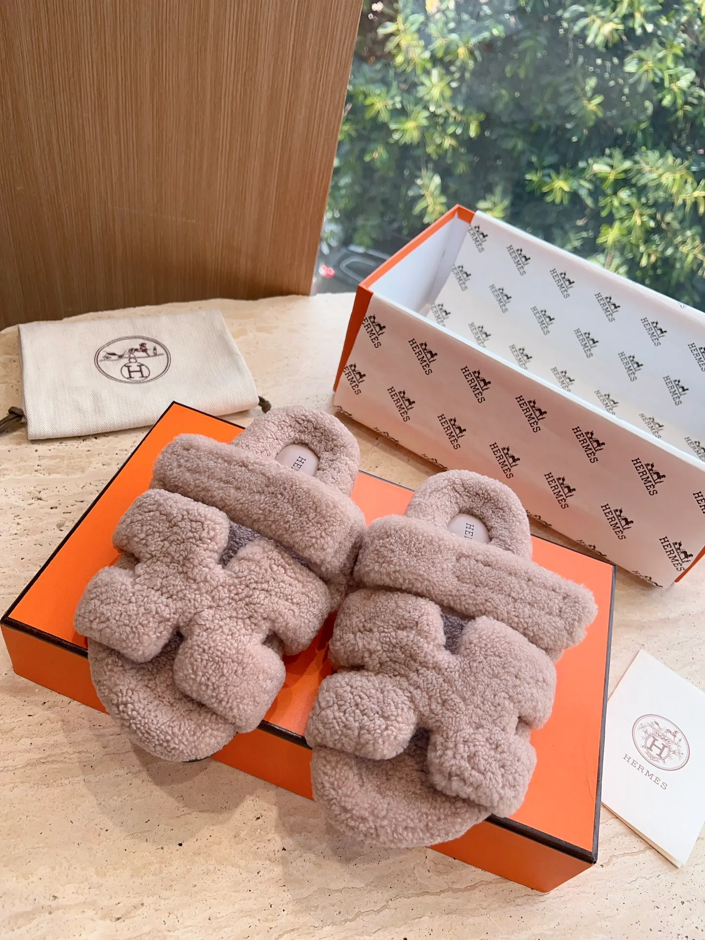👟👟Ex-factory price 500👟👟 (Top version) Hermes Hermès Second Uncle Fur Slippers Can be made without standard: [Note: No standard needs to be customized] In 2024, the official website and Xiaohongshu will synchronize the latest color matching Hermès hot models, upgraded workmanship, high quality! Fashionable small wool H-slip autumn and winter style flat-soled wool mop. Fabric: Imported lamb's roll real wool. Lining: Imported lamb's roll real wool. Outsole: Genuine leather outsole. Size: 35-43, [Note: 41, 42, 43 customized]